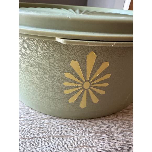 Vintage Tupperware Storage Bowl with Lid - 8" Diameter - Picture 6 of 11
